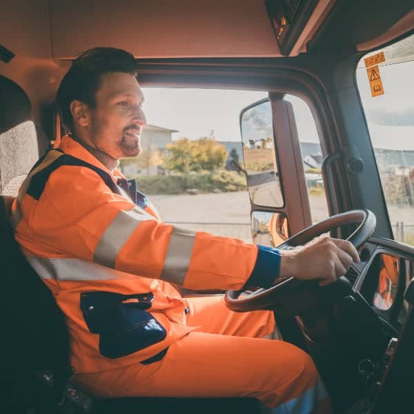 chauffeur-bom-cabine-camion-benne chauffeur-bom-cabine-camion-benne